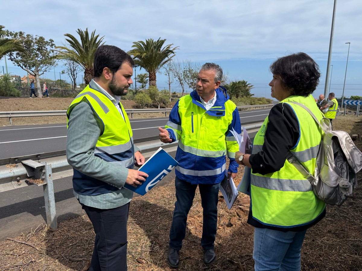 CabildoTenerife's tweet photo. 🚧 #CARRETERAS 𝗠𝗲𝗷𝗼𝗿𝗮𝘀 𝗲𝗻 𝗹𝗮 𝘀𝗲𝗴𝘂𝗿𝗶𝗱𝗮𝗱 𝘆 𝗲𝗹 𝗽𝗮𝗶𝘀𝗮𝗷𝗲 𝗲𝗻 𝗹𝗮 𝗰𝗮𝗿𝗿𝗲𝘁𝗲𝗿𝗮 𝗱𝗲 𝗠𝗮𝗿𝘁𝗶𝗮́𝗻𝗲𝘇 (𝗧𝗙𝟯𝟭) 𝗲𝗻 𝗣𝘂𝗲𝗿𝘁𝗼 𝗱𝗲 𝗹𝗮 𝗖𝗿𝘂𝘇.

🚗 Beneficia a +20.000 usuarios diarios
💶 Inversión total  930.000 euros

🔹 Tala y desbroce de márgenes
🔹 Acondicionamiento de zonas ajardinadas
🔹 Encauzamiento del barranco de Los Pastores

🗣️ @damaso_arteaga, consejero insular de @carreterasTF 👉🏻 “Es una obra necesaria y demandada por el Puerto de la Cruz que va a mejorar la seguridad de los peatones y conductores y, además, embellecer esta importante zona de entrada a la localidad turística”.

ℹ️ https://t.co/WEeUbk6j7y