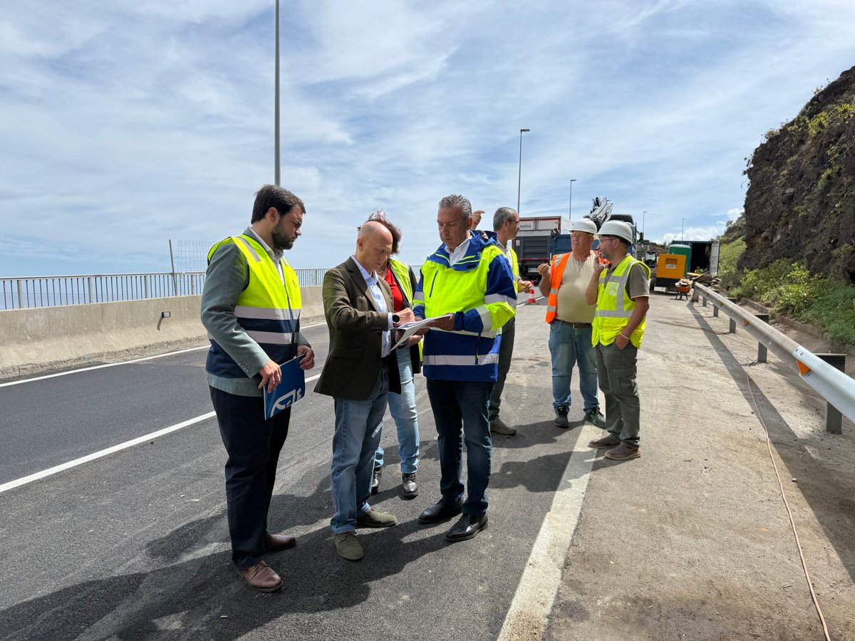 CabildoTenerife's tweet photo. 🚧 #CARRETERAS 𝗠𝗲𝗷𝗼𝗿𝗮𝘀 𝗲𝗻 𝗹𝗮 𝘀𝗲𝗴𝘂𝗿𝗶𝗱𝗮𝗱 𝘆 𝗲𝗹 𝗽𝗮𝗶𝘀𝗮𝗷𝗲 𝗲𝗻 𝗹𝗮 𝗰𝗮𝗿𝗿𝗲𝘁𝗲𝗿𝗮 𝗱𝗲 𝗠𝗮𝗿𝘁𝗶𝗮́𝗻𝗲𝘇 (𝗧𝗙𝟯𝟭) 𝗲𝗻 𝗣𝘂𝗲𝗿𝘁𝗼 𝗱𝗲 𝗹𝗮 𝗖𝗿𝘂𝘇.

🚗 Beneficia a +20.000 usuarios diarios
💶 Inversión total  930.000 euros

🔹 Tala y desbroce de márgenes
🔹 Acondicionamiento de zonas ajardinadas
🔹 Encauzamiento del barranco de Los Pastores

🗣️ @damaso_arteaga, consejero insular de @carreterasTF 👉🏻 “Es una obra necesaria y demandada por el Puerto de la Cruz que va a mejorar la seguridad de los peatones y conductores y, además, embellecer esta importante zona de entrada a la localidad turística”.

ℹ️ https://t.co/WEeUbk6j7y