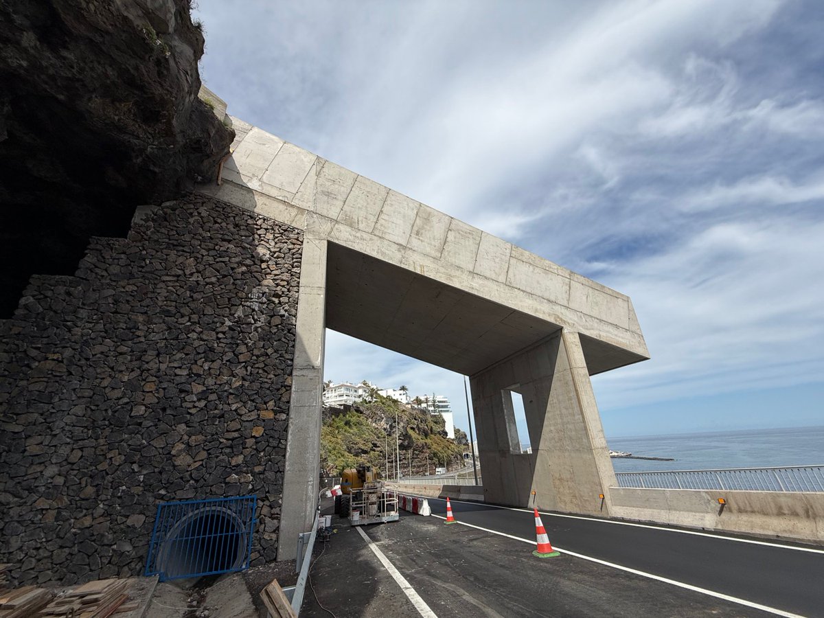 CabildoTenerife's tweet photo. 🚧 #CARRETERAS 𝗠𝗲𝗷𝗼𝗿𝗮𝘀 𝗲𝗻 𝗹𝗮 𝘀𝗲𝗴𝘂𝗿𝗶𝗱𝗮𝗱 𝘆 𝗲𝗹 𝗽𝗮𝗶𝘀𝗮𝗷𝗲 𝗲𝗻 𝗹𝗮 𝗰𝗮𝗿𝗿𝗲𝘁𝗲𝗿𝗮 𝗱𝗲 𝗠𝗮𝗿𝘁𝗶𝗮́𝗻𝗲𝘇 (𝗧𝗙𝟯𝟭) 𝗲𝗻 𝗣𝘂𝗲𝗿𝘁𝗼 𝗱𝗲 𝗹𝗮 𝗖𝗿𝘂𝘇.

🚗 Beneficia a +20.000 usuarios diarios
💶 Inversión total  930.000 euros

🔹 Tala y desbroce de márgenes
🔹 Acondicionamiento de zonas ajardinadas
🔹 Encauzamiento del barranco de Los Pastores

🗣️ @damaso_arteaga, consejero insular de @carreterasTF 👉🏻 “Es una obra necesaria y demandada por el Puerto de la Cruz que va a mejorar la seguridad de los peatones y conductores y, además, embellecer esta importante zona de entrada a la localidad turística”.

ℹ️ https://t.co/WEeUbk6j7y