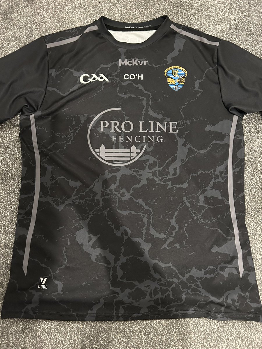 Huge thanks to Chris &amp; Lorraine Royle of Pro Line Fencing for sponsoring training jerseys for our Minors — your support is really appreciated!👏
📸 Chris Royle presenting to Hurling Manager Cian O’Halloran, Football Manager Aidan McCarthy, Selectors Seán Lennon &amp; Conor McGrath.