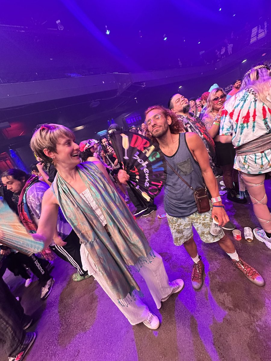Jp_Juan_1's tweet photo. Night 2 of the #lszee tour came with some amazing artists but the one that stood out that night was @zingaramusic https://t.co/V9jjsHepjR