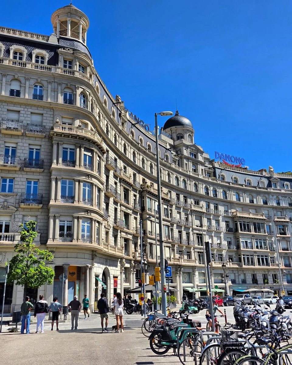 discovermarvels's tweet image. ʙᴀʀᴄᴇʟᴏɴᴀ 💃🏽🇪🇸

Sipping sangria by the Gothic Quarter
Street art meets timeless cathedrals
Every corner sings a new story
ᴀɴᴅ ɴᴏ ᴛᴡᴏ sᴏʟᴇs ᴡᴀʟᴋ ᴀᴡᴀʏ ᴛʜᴇ sᴀᴍᴇ

¡Viva la vibra!

#BarcelonaNights #SpanishDream #DiscoverMarvels #WanderVibes #UrbanElegance