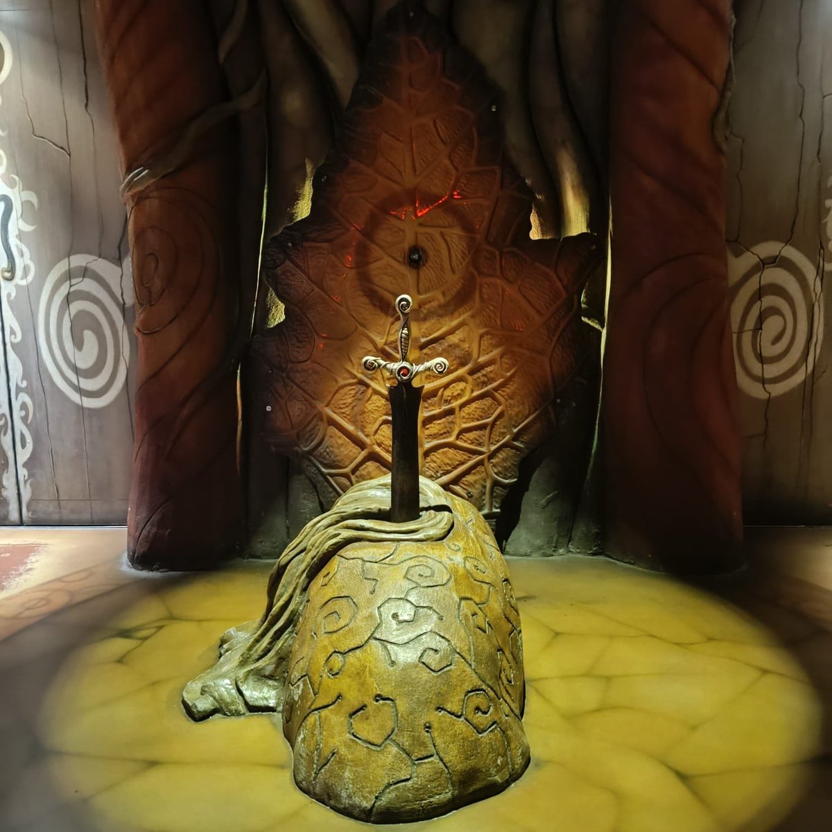 Quand tu fais la taille d'une fourmi et qu'une coccinelle t'emmène en balade ... dans un voyage en 4 dimensions au cœur  du monde merveilleux des Minimoys. Et vous ne verrez plus jamais la  nature de la même manière.