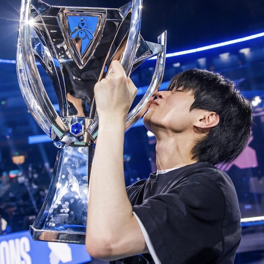 Yesterday Deft 🇰🇷 did his last stream before leaving for his military service.
<a href="/holysquad_fr/">HOLY Squad France®</a>