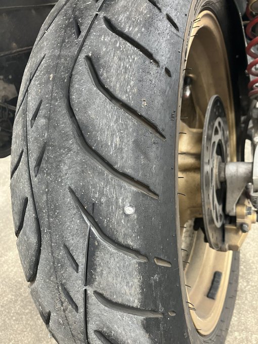 なんかバイクが重いなぁ…
最近チェーンの掃除サボってたからなぁ…
もしかして空気圧かなぁ…
アレ…なんかタイヤが柔らk😳 