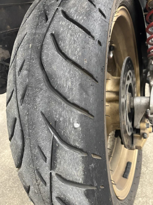 なんかバイクが重いなぁ…最近チェーンの掃除サボってたからなぁ…もしかして空気圧かなぁ…アレ…なんかタイヤが柔らk 