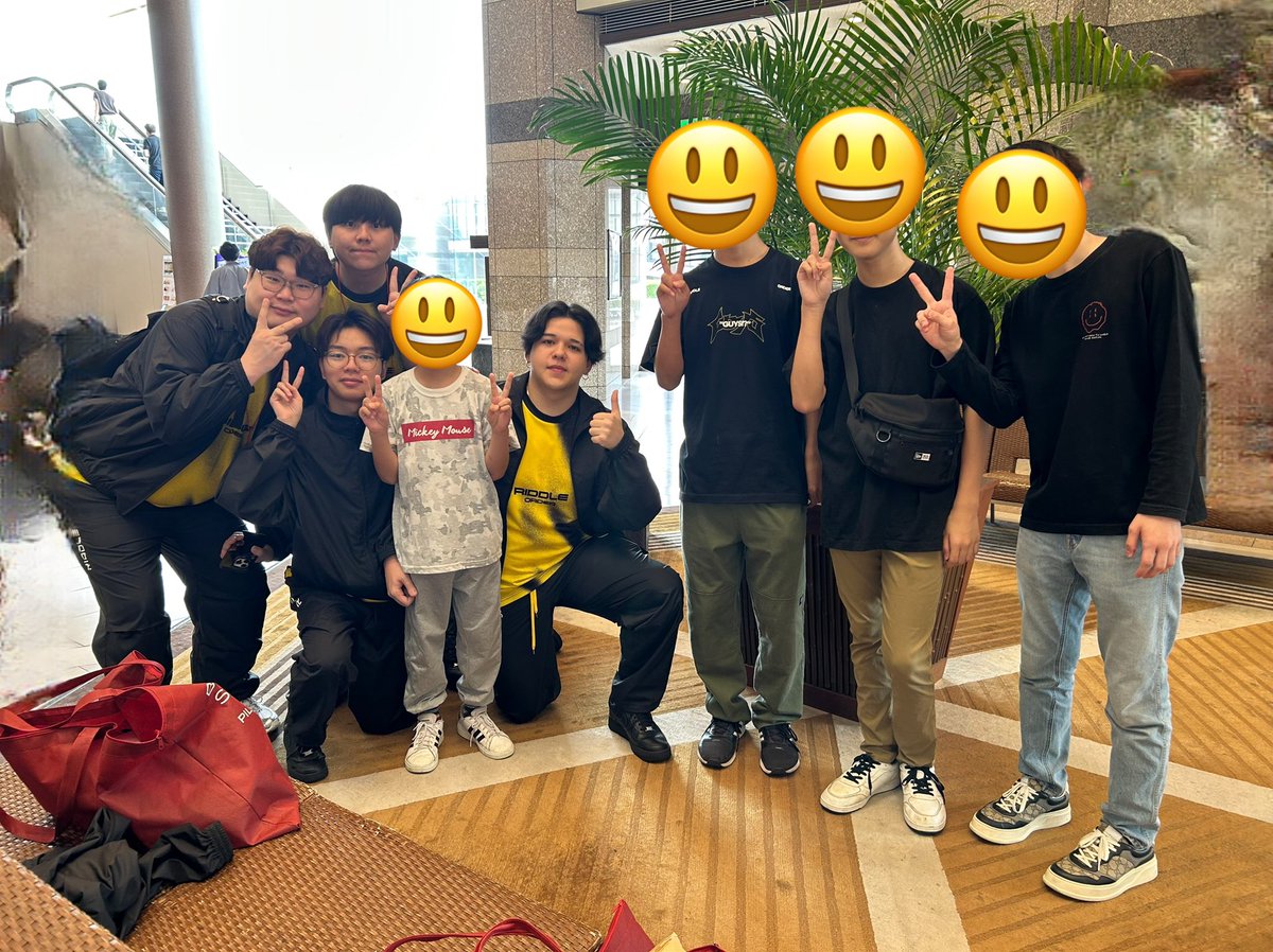 みなさん僕の目線に合わせて写真撮ってくれて、めちゃくちゃ優しかった😍
試合頑張ってくださいって伝えたあとに優勝してくれたの、本当に嬉しすぎた‼️リドルのみなさん強すぎました‼️ぼくも、絶対小学生レディアント行きます‼️
#RIDWINツ  ＠CaedyeuS  <a href="/yatsuka_07/">RIDDLE yatsuka</a> <a href="/JoXJo_by/">JoxJo</a>  <a href="/SeoldamTwit/">Seoldam</a>  <a href="/OooDa/">OooDa</a>