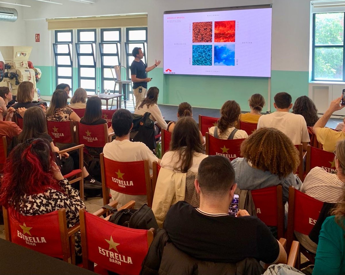fcatcultura's tweet image. 🔚 Tanquem la 1a fase del #ProgramaIMPULSACULTURA 2025 amb el taller de @borjanicolau sobre estils de comunicació i relacions interpersonals.
🙏Gràcies als participants per l’energia i compromís!
🔜 El 26/5 se seleccionaran els 10 semifinalistes!
👉 +info: fundaciocatalunyacultura.cat/programa-impul…