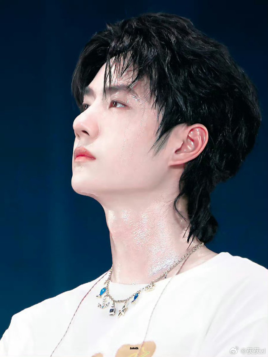 firoozeh85's tweet photo. I've never seen anyone so drenched in sweat &amp; yet so beautiful &amp; breathtaking... 🥹🫠✨

#WangYibo #WangYibo王一博 https://t.co/UEUDmnga8Q