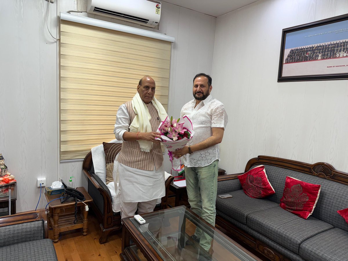 MinisterNSBablu's tweet image. &quot;पाकिस्तान पर निर्णायक प्रहार और #OperationSindoor  जैसी ऐतिहासिक सैन्य सफलता के सूत्रधार, भारत के यशस्वी रक्षामंत्री आदरणीय श्री @rajnathsingh जी से शिष्टाचार भेंट।
राष्ट्र की रक्षा में उनका साहसिक नेतृत्व, दूरदर्शिता और अडिग संकल्प हम सभी के लिए प्रेरणास्त्रोत है।