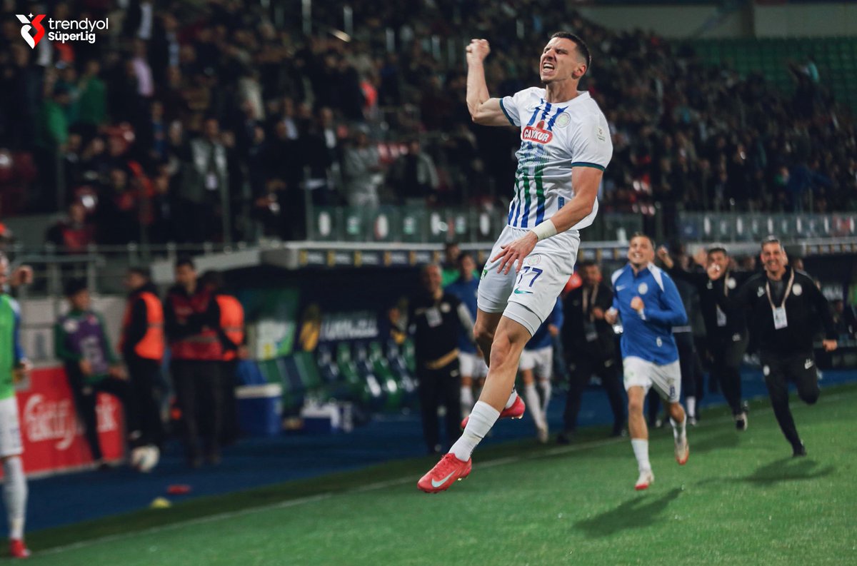 Havada durdu, şahitleri var! 😀

Altin Zeqiri'den Göztepe maçında 2 gol 2 asistlik etkileyici performans. 💪