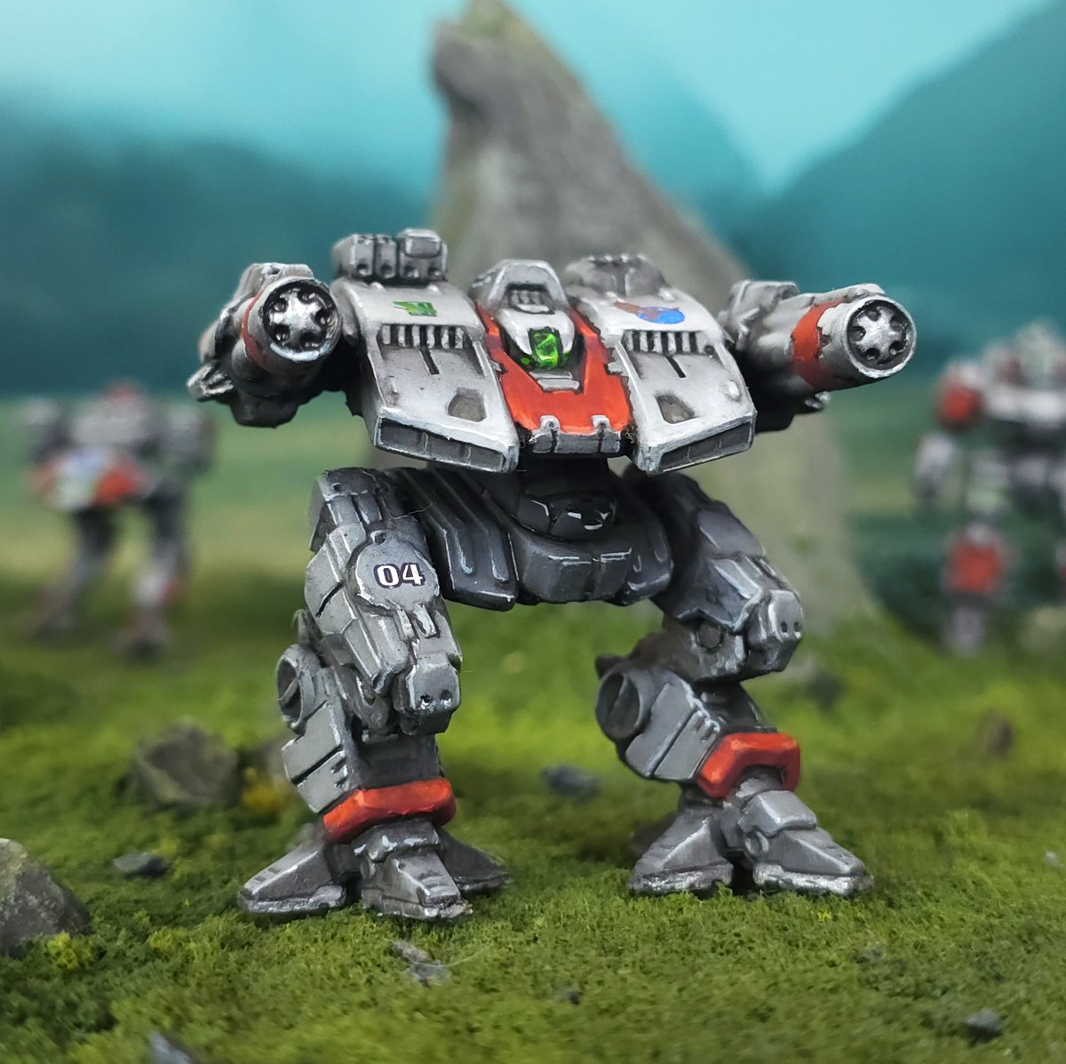 Kamykus1's tweet image. Bane aka Kraken - a mech for ballistic weapon fans. When it fires alpha strike it rains shell casings all around. Another one from the Vau Galaxy of Clan Jade Falcon. #battletech #mechwarrior #wargaming #miniaturepainting