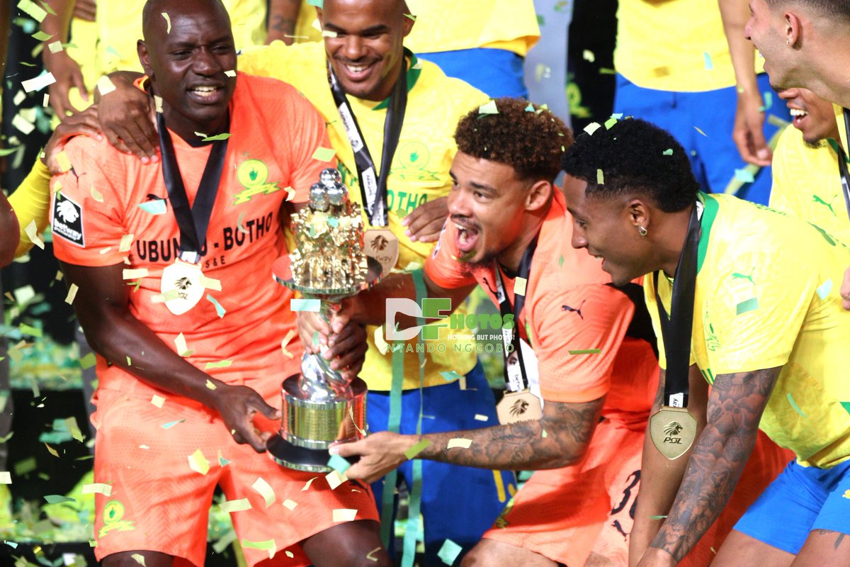 diskifhotos's tweet photo. #BetwayPrem 2024/25 Betway Premiership Champions - Mamelodi Sundowns! #DiskiFhotos #MamelodiSundowns #BetwayPremiership #KaBoYellow #LoftusVersfeldStadium #Pretoria https://t.co/y9KOOPpaQj