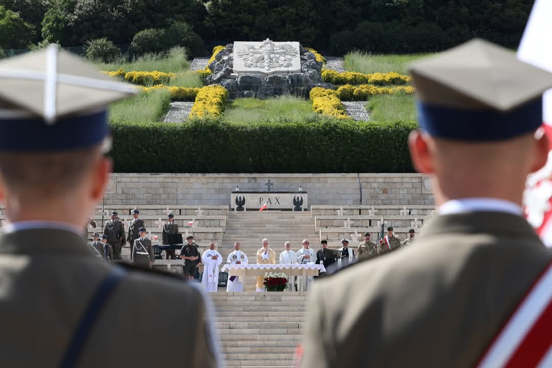 Kombatanci's tweet photo. 🇵🇱🇮🇹  Na Polskim Cmentarzu Wojennym odbyły się organizowane przez Urząd ds. @Kombatanci uroczystości, upamiętniające 81. rocznicę Bitwy o #MonteCassino, w których udział wzięli weterani 2 Korpusu Polskiego. Pamiętamy o bohaterstwie i poświęceniu 🇵🇱 żołnierzy.
Chwała Bohaterom! https://t.co/uXQ7p1YgQi