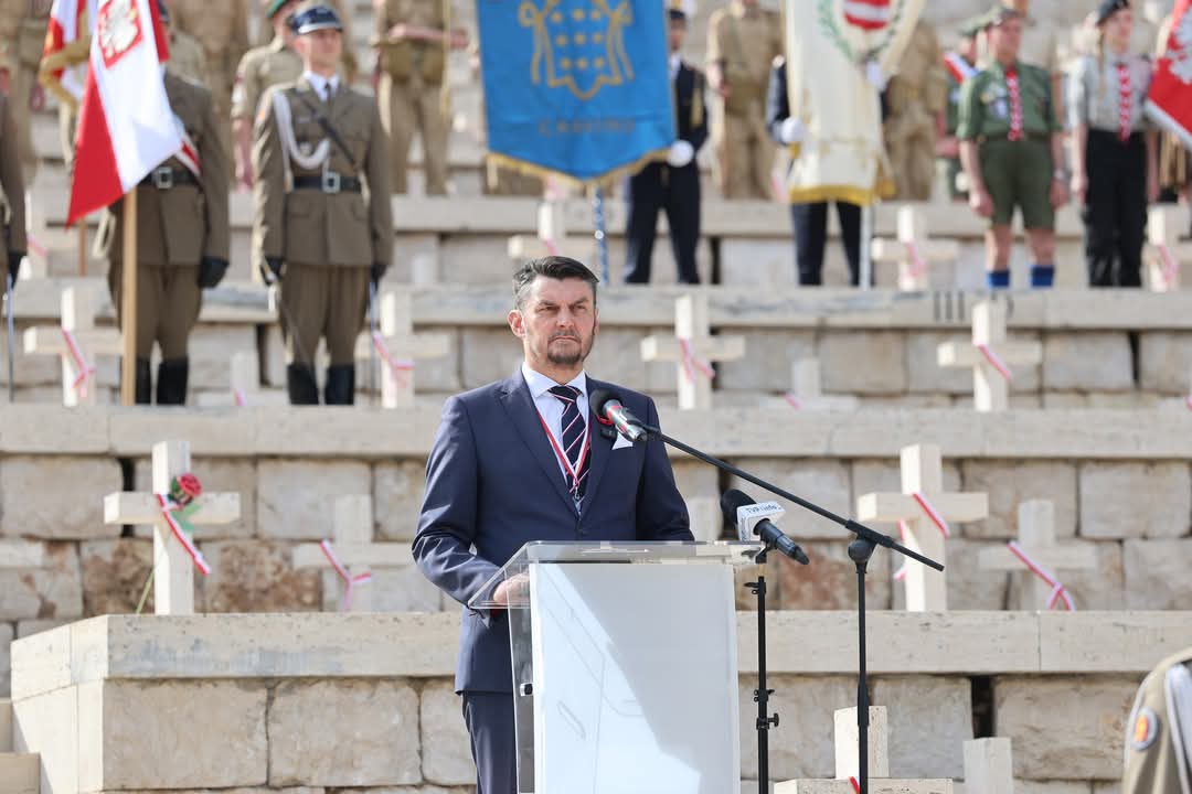 Kombatanci's tweet photo. 🇵🇱🇮🇹  Na Polskim Cmentarzu Wojennym odbyły się organizowane przez Urząd ds. @Kombatanci uroczystości, upamiętniające 81. rocznicę Bitwy o #MonteCassino, w których udział wzięli weterani 2 Korpusu Polskiego. Pamiętamy o bohaterstwie i poświęceniu 🇵🇱 żołnierzy.
Chwała Bohaterom! https://t.co/uXQ7p1YgQi