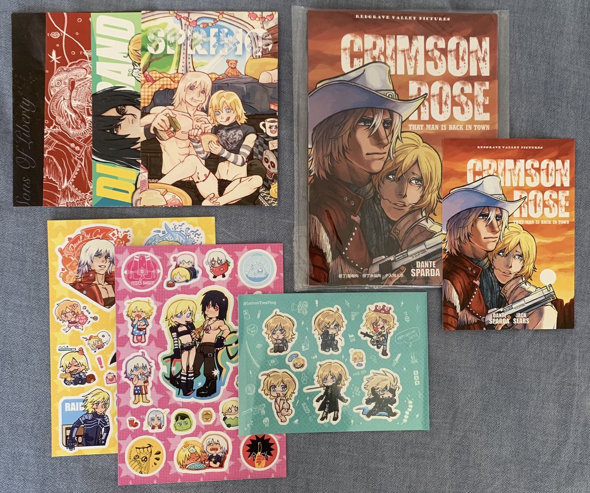 LemonTreeFrog's tweet photo. #Raidante #Dante #mgsraiden Plan to sell this Raidante set overseas🤔️ The DR set includes 4 postcards, 3 stickers, 1 fan-art book (with 1 free postcard). The price would be around 13.8 USD. Anyone interested? https://t.co/TzpYKbSDZE
