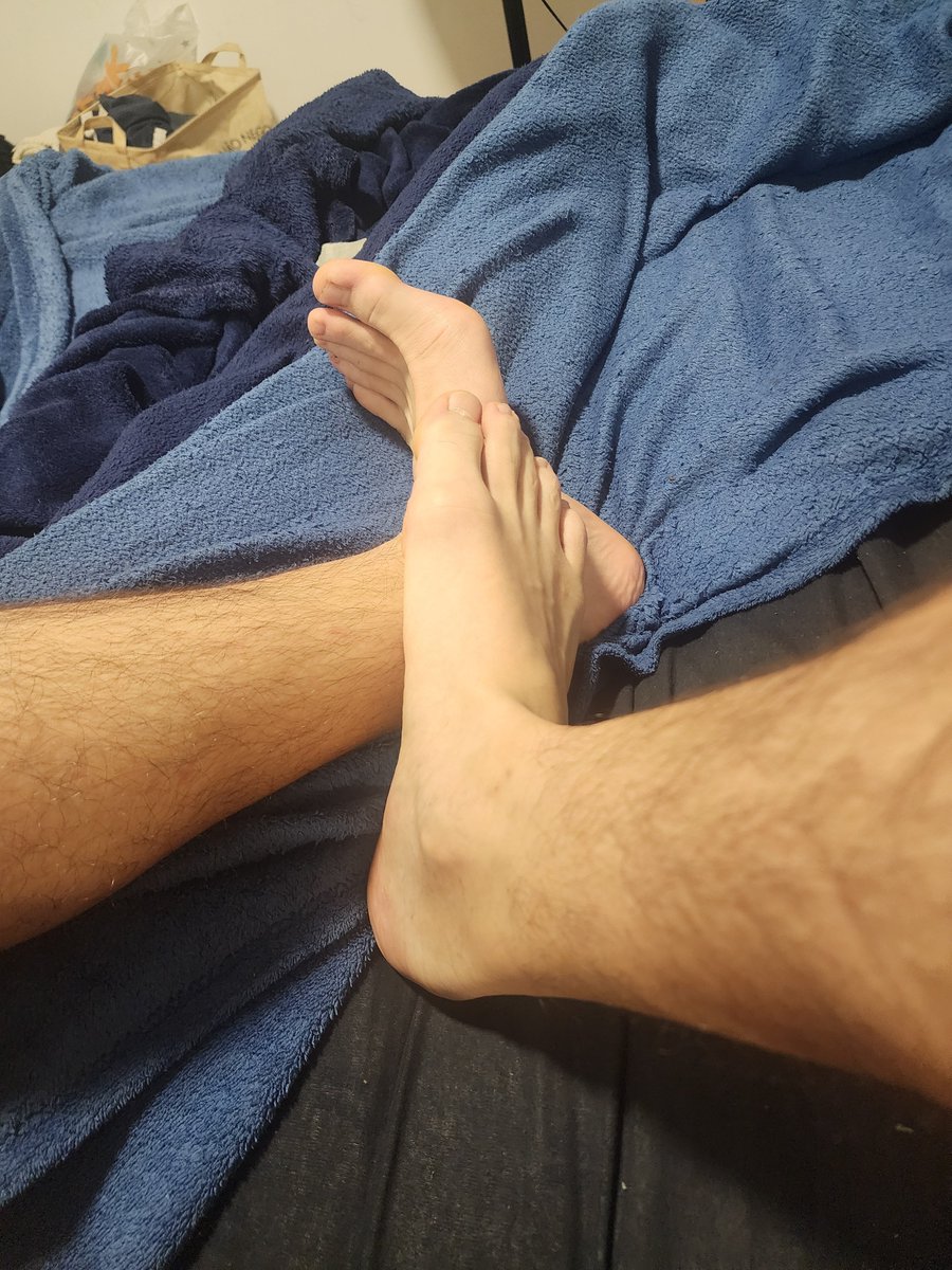Bom dia! Acordei putao hoje! Faltou alguém aqui comigo 😈😈😈
.
.
#haiycock #pentelhos #pentelhudo #hairydick #Pintoawards #feet #feetfethish #fetish