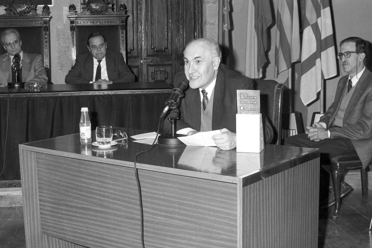 Ens ha deixat el metge i humanista Jacint Corbella i Corbella, a qui des d <a href="/OmniumBages/">Òmnium Bages-Moianès</a> vam tenir l’honor de concedir el Premi Bages de Cultura 1990.