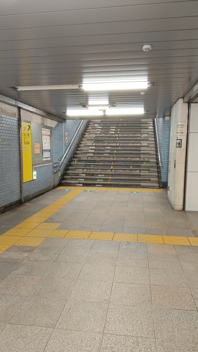 MinuraNakatawa's tweet image. I have been walking around for an hour now. I am lost. Where the fuck is everybody??