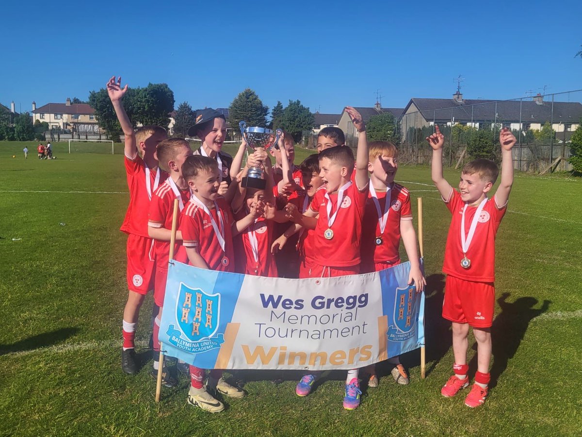 Well done to our 2016 group who also ran out overall cup winners at the Wes Gregg Memorial Tournament in Ballymena on Saturday.🔴⚽️