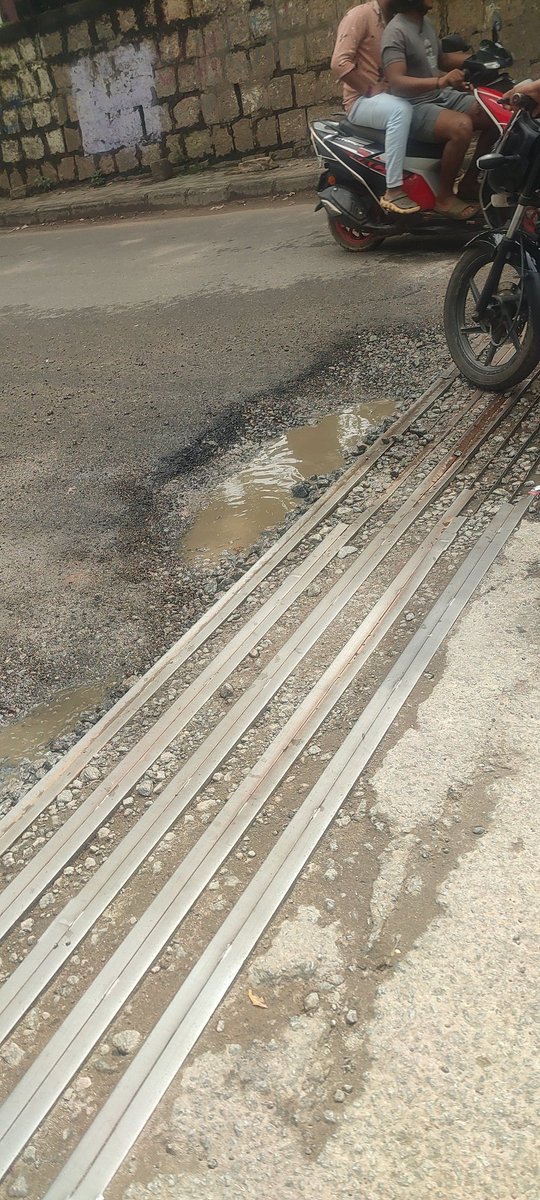 Syed_Adnan_'s tweet photo. @Tumakuruicmcc 
19-05-2025 
Today's Condition of kunigal road under pass .. Very bad condition.. Please rectify before someone loses their life!!!! Give a permanent solution not a temporary solution like putting " M Sand" ( very bad and waste solution) https://t.co/nAAN2RRHYd