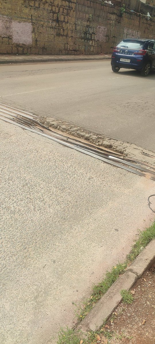 Syed_Adnan_'s tweet photo. @Tumakuruicmcc 
19-05-2025 
Today's Condition of kunigal road under pass .. Very bad condition.. Please rectify before someone loses their life!!!! Give a permanent solution not a temporary solution like putting " M Sand" ( very bad and waste solution) https://t.co/nAAN2RRHYd