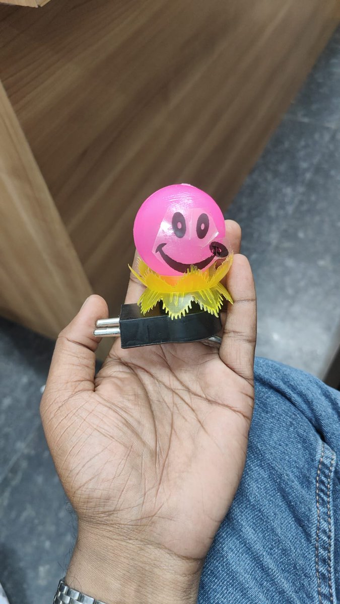 wittybloke's tweet photo. #fraudsters @Shopify @ShiprocketIndia 
I have ordered a Airnova mouse and got a toy.. They are the Indian fraud companies. @FinMinIndia @PMOIndia 
Do this look like a mouse? Action needed https://t.co/YurCmUIMdg