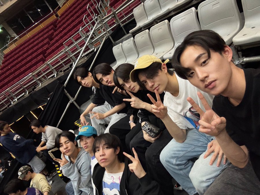 Firstkpp's tweet photo. ขอบคุณทุกกำลังใจ ทุกการสนับสนุนจากทุกคนเลยนะครับทั้งหน้างานและทางบ้าน รวมไปถึงทุกโปรเจคกับ ฟู๊ดซัพ ด้วยนะครับ🫶🏻

ดีใจที่ได้เจอทุกๆคนและยินดีที่ได้รู้จักนะครับ ขอฝากเนื้อฝากตัวฝากใจ กับมัมหมี แฟนต๋า พี่สาว ลูกๆ จากทุกๆด้อมที่แวะเวียนมาด้วยนะครับ ✨

และที่สำคัญขาดไม่ได้เลยขอบคุณทุกคนที่สู้ไปด้วยกันทั้ง22คน อยู่รวมกันแล้วสนุกและไม่เหงาเลย มีเสียงเข้ามาตลอดไม่ขาดสาย  โดยเฉพาะฟอสบุ้คที่พักห้องเดียวกัน ตื่นเช้าก้มีเฟิร์สข้าวตังงงงทั้งวัน อ้ะหยอกเล่นน  ทุกคนทำโชว์กันออกมาได้ดีมากจริงๆ เดี๋ยวไว้ว่างๆจะมาไลฟ์เล่าความน่ารักของทุกคนให้ฟังนะครับมันเยอะจนพิมไม่หมด🫶🏻

Thank you all for your support from around the world. I really enjoyed every moment and I hope you had a great time with us too.
Until we meet again, I love you all 🤍🧡✨

#LOLFanFest2025D2 #LOLFanFest2025