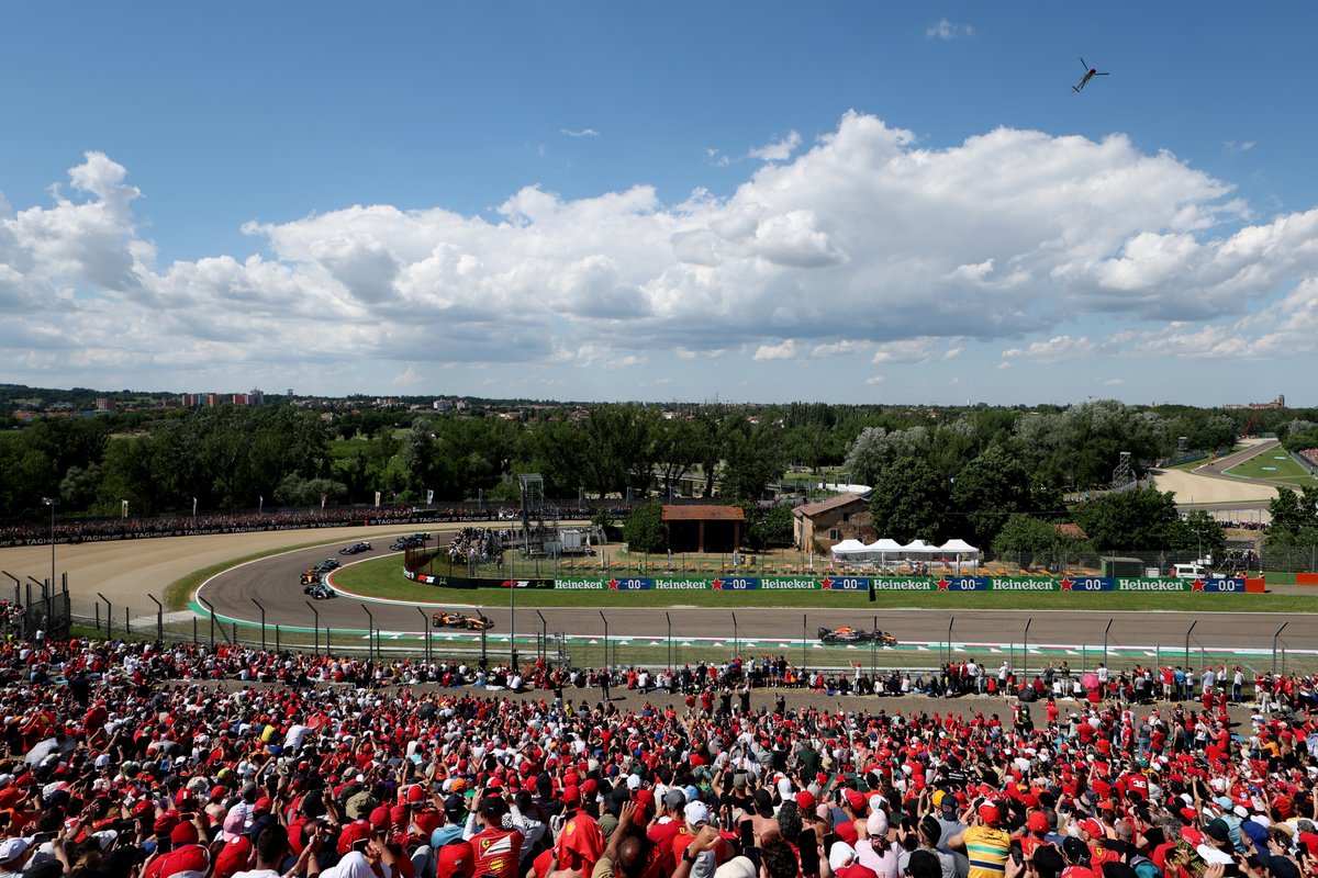 Estoy reuniendo fotos para el vlog y sigo sin creerme que nos vayamos a perder esto para irnos a montar circuitos a otros parkings.