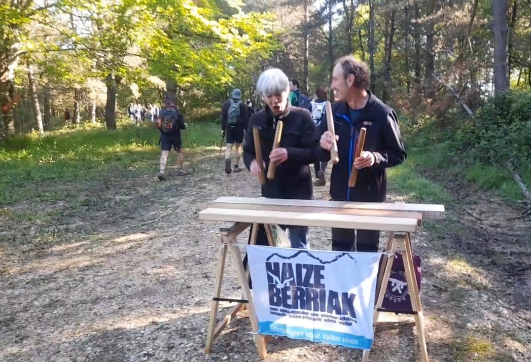 Este fin de semana, Haize Berriak ha hecho sonar la txalaparta durante La Fuga, como gesto de protesta contra el proyecto eólico de Arena Green Power.

🏞️ ¡Gure Mendiak Bizirik!

#HaizeBerriak #ArenaGreenPower #LaFuga #StopArenaGreenPower #EnergiaSíPeroNOAsí