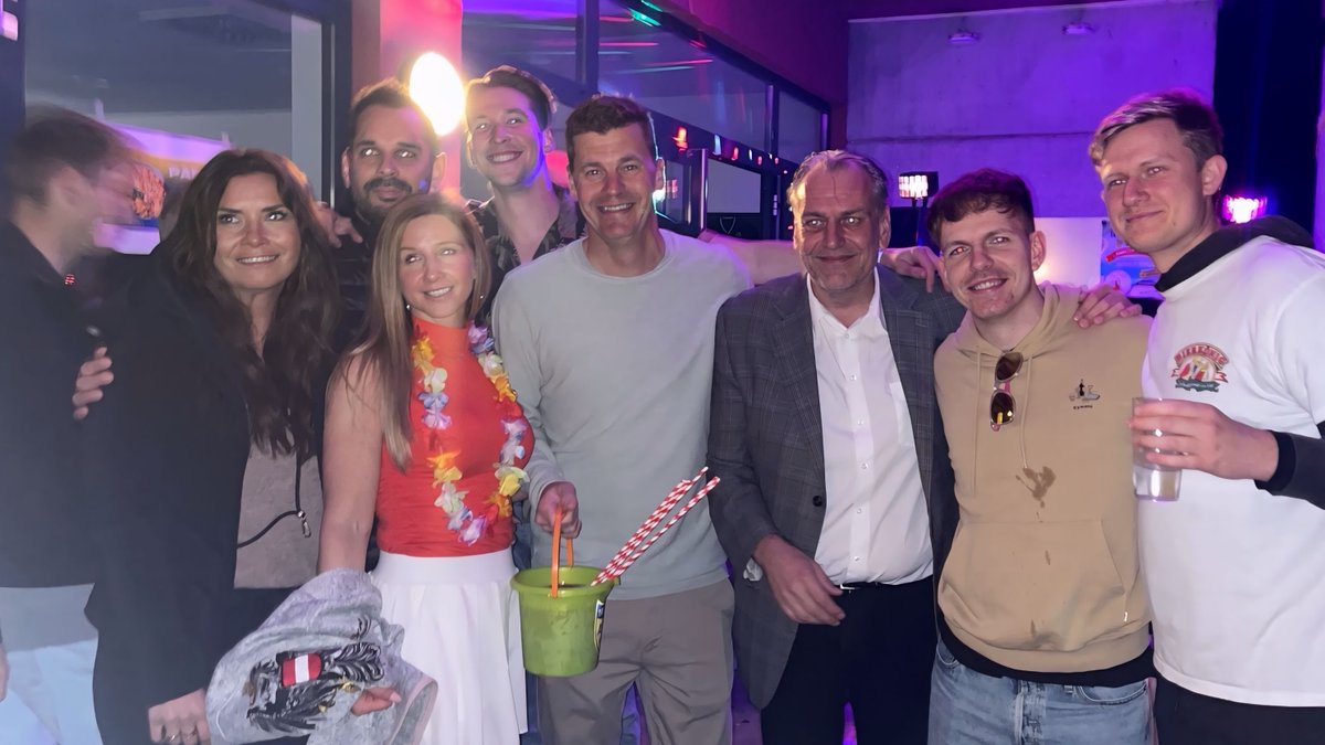 NachbarServus's tweet photo. Trumau: Partyvolk trotzte Regen / Die Fußballer des ASK tanzten im Mallorca-Fieber zu Ballermann-Hits.
#trumau #fußball #party #mallorca #inacarina #malle #malleparty #mallorcaparty #partyschlager #kollross @AndreasKollros
https://t.co/hSJGFFRkBU https://t.co/HInSyKCwRC