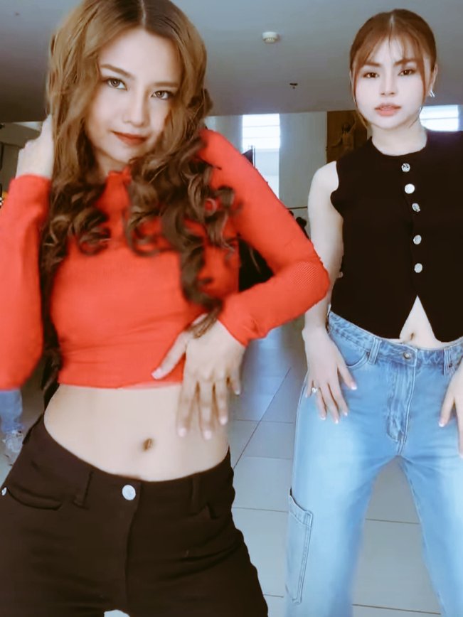 briexiee's tweet photo. two pretty besties https://t.co/CwPR6xwgAk