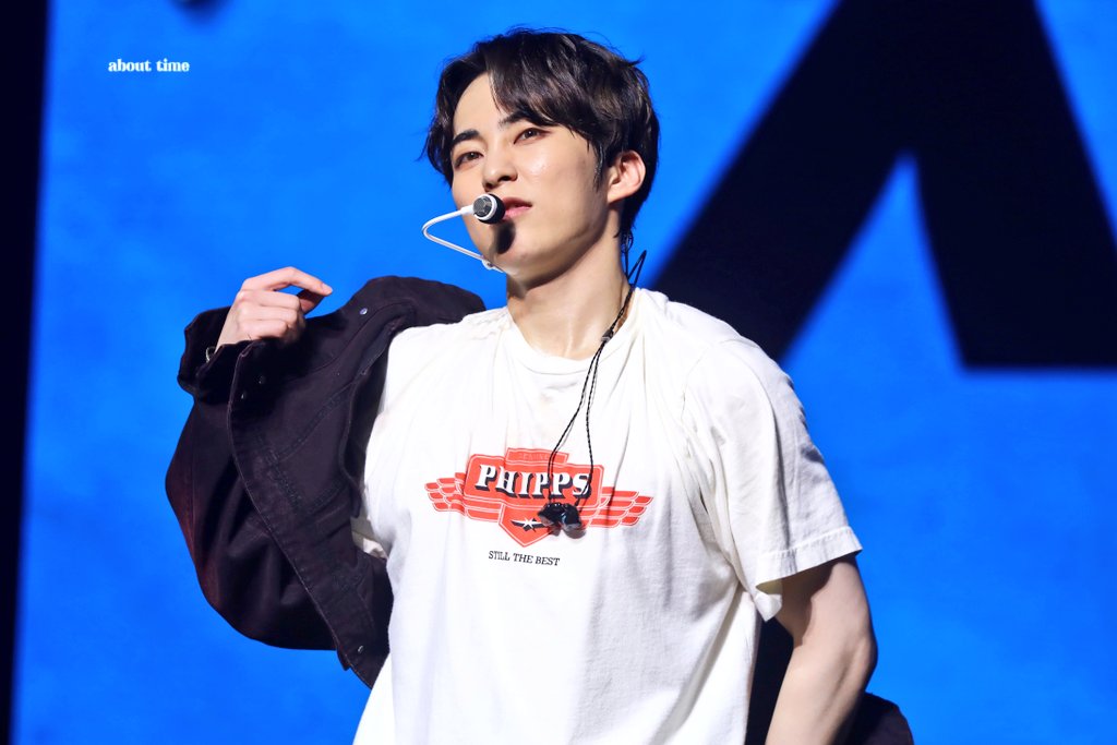 AboutTime326's tweet photo. 20250517 2025 XIUMIN FAN CONCERT 
< X Times ( ) > in MACAU

一臉嫌棄但一邊脫😂
其實我知道跳舞後是真的很熱

#XIUMIN #시우민 #김민석 https://t.co/83BibVqQoN