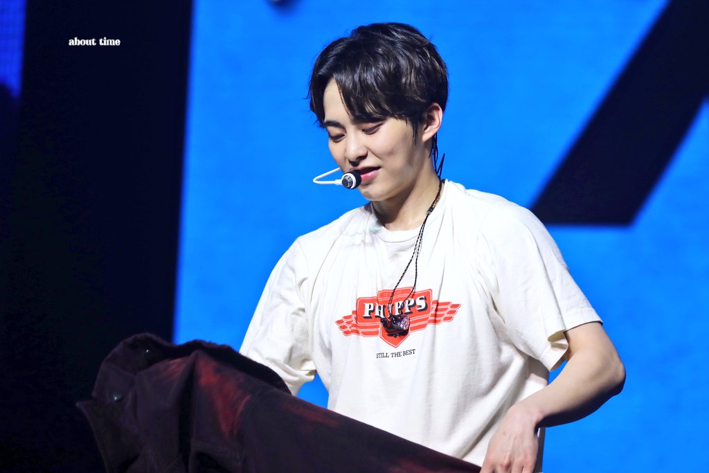 AboutTime326's tweet photo. 20250517 2025 XIUMIN FAN CONCERT 
< X Times ( ) > in MACAU

一臉嫌棄但一邊脫😂
其實我知道跳舞後是真的很熱

#XIUMIN #시우민 #김민석 https://t.co/83BibVqQoN