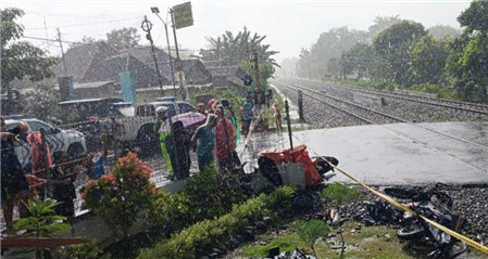 ShanghaiEye's tweet image. JUST IN: A train collided with seven motorbikes in #Magetan, #EastJava, #Indonesia on May 19, leaving four people killed and three injured. The cause of the accident is under investigation.