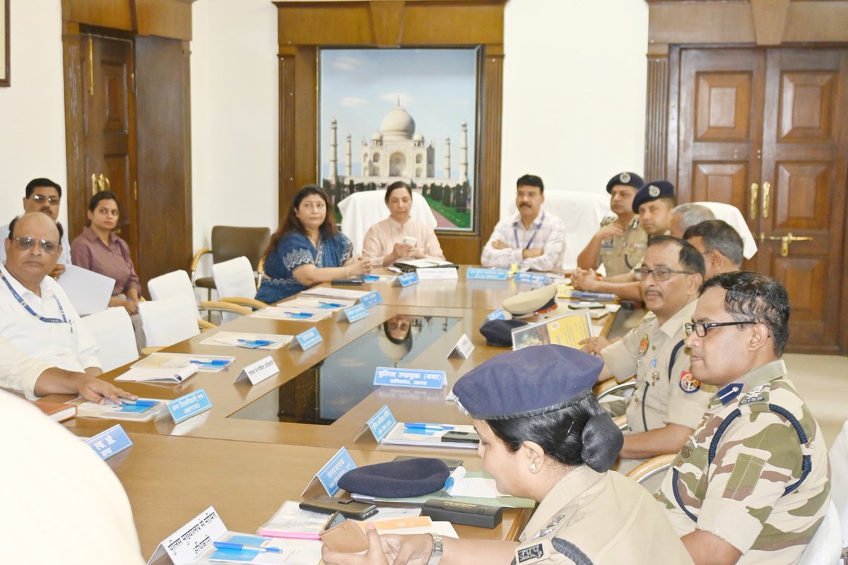 IG Range Agra (@igrangeagra) on Twitter photo #DIGRangeAgra <a href="/ShaileshP_IPS/">Shailesh Pandey,IPS</a> द्वारा ताजमहल, श्री कृष्ण जन्मभूमि एवं अन्य प्रतिष्ठानों की सुरक्षा के सम्बंध मे ADG security UP द्वारा आयोजित गोष्ठी मे #adgzoneagra, CP Agra एवं अन्य अधिकारियों के साथ प्रतिभाग किया गया तथा ताजमहल का भ्रमण किया गया।
#UPPolice #DIGRangeAgra <a href="/ShaileshP_IPS/">Shailesh Pandey,IPS</a> द्वारा ताजमहल, श्री कृष्ण जन्मभूमि एवं अन्य प्रतिष्ठानों की सुरक्षा के सम्बंध मे ADG security UP द्वारा आयोजित गोष्ठी मे #adgzoneagra, CP Agra एवं अन्य अधिकारियों के साथ प्रतिभाग किया गया तथा ताजमहल का भ्रमण किया गया।
#UPPolice