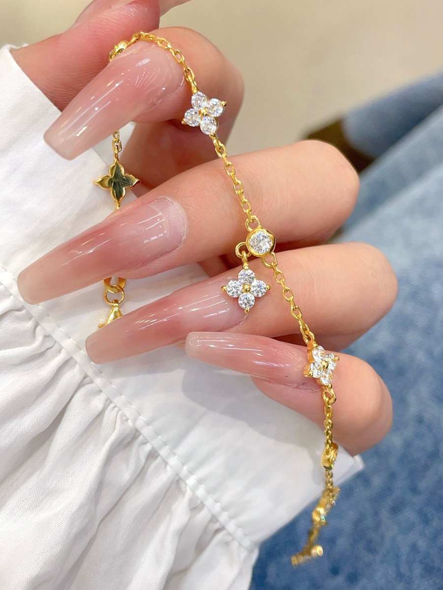 fishhappybyself's tweet image. 这个夏天谁还没有一条百搭的手链啊～
四叶花镶嵌泡泡手链
单颗流苏设计 太惊艳了✨
金重：6.7g↔️

 #黄金 #手链 #黄金手链