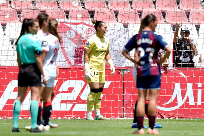 Erafutbolfem's tweet photo. 😢 Yolanda Aguirre anuncia su retirada del fútbol profesional a los 26 años

🧤 La guardameta cuelga los guantes tras una carrera en la que ha militado en La Solana, Santa Teresa y Sevilla en España, y el Nápoles italiano

👏 ¡Mucha suerte en lo que viene, @yolanda13ag! https://t.co/tlxCpEtZdc
