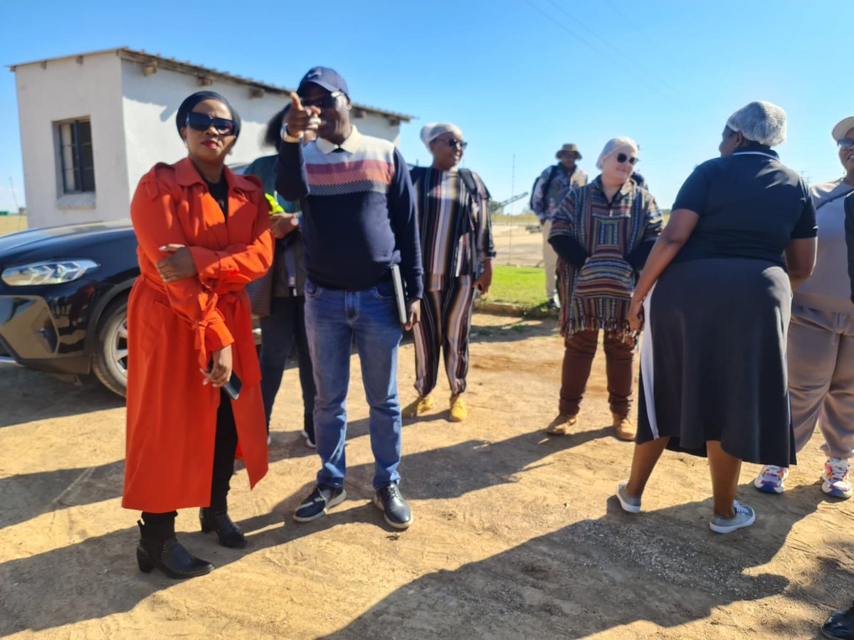 deptoflabour's tweet photo. MInister @Meth_Khosi Meth and DEL staff members including @UIFBenefits and @CompensationFnd arrives at the #DaybreakFarm for an oversight visit.
#Yazini #ServicedeliveryZA #GovZAUpdates #WorkersMonth https://t.co/esVRGLYhUu