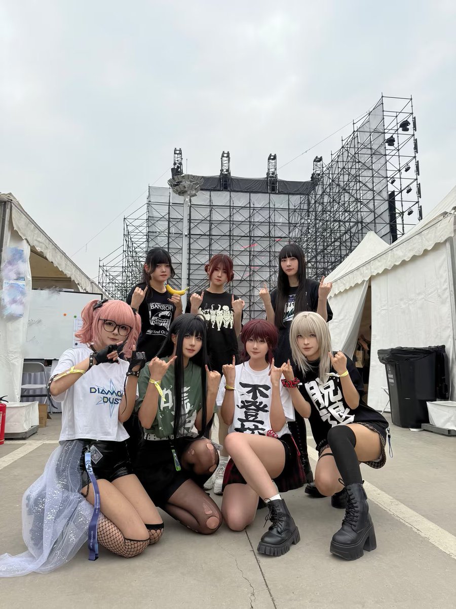 kamomoyuki1113's tweet photo. 運営さん、なぜトゲちゃんと4名のB站up主の記念写真を許可したのですか？彼女たちは当日いかなるステージにも出演しておらず、そもそも芸能人としての身分でもありません。なぜ許可したのでしょうか？ https://t.co/daaCjaTTTw