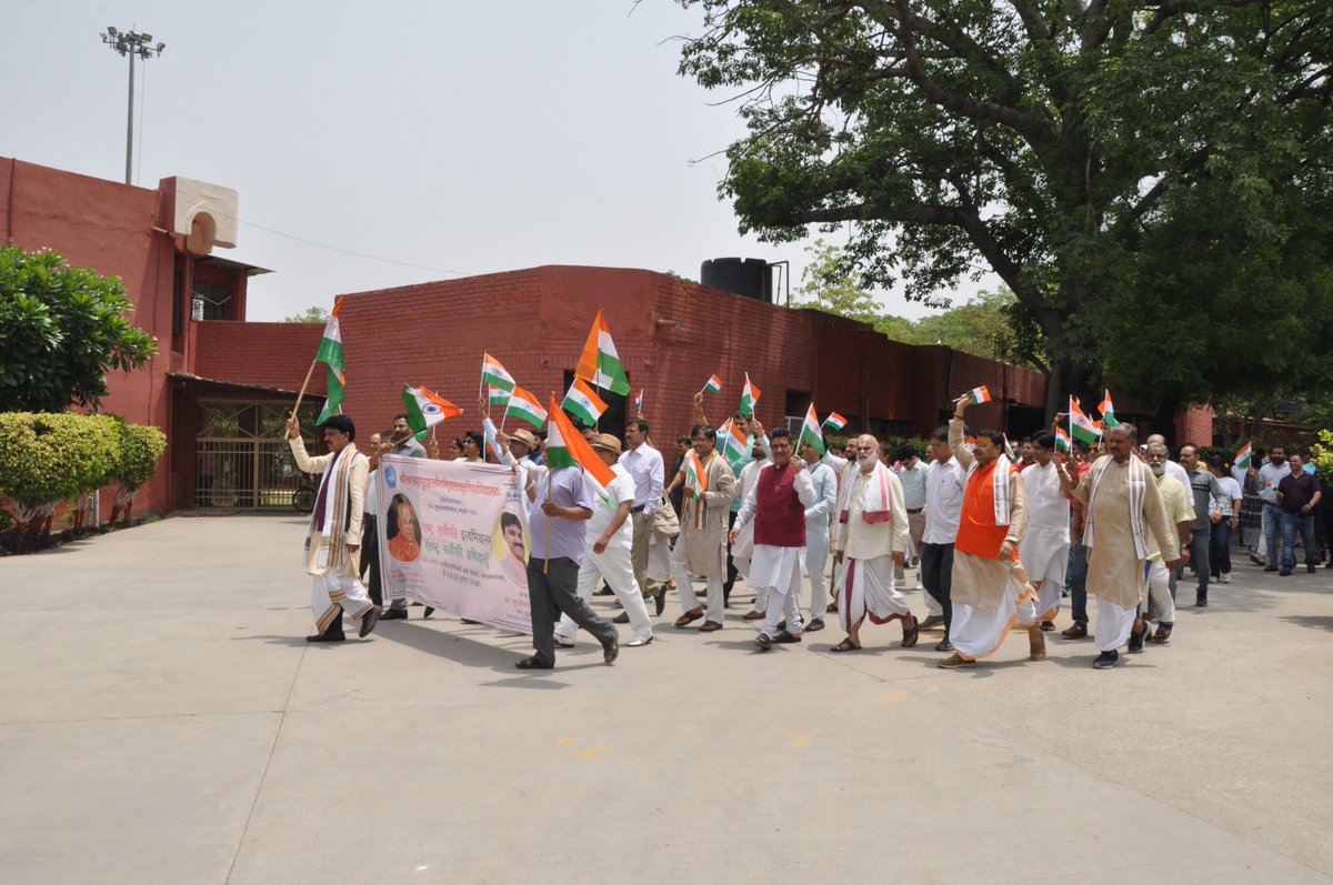 slbsnsu's tweet photo. "ऑपरेशन सिंदूर" की अपार सफलता पर विश्वविद्यालय में निकली भव्य #तिरंगायात्रा #राष्ट्रप्रथम - #राष्ट्रसर्वोपरि की भावना से गूंजा परिसर।
https://t.co/QChkuwnfx0

#NationFirst #TirangaYatra #slbsrsv

@PMOIndia @AmitShah @rajnathsingh @adgpi @indiannavy  @IAF_MCC
@EduMinOfIndia https://t.co/HZOGEDBu58