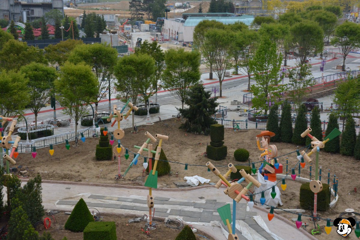 [Analysis] 🚧 Progress Along #WDS2 Toy Story Playland Pathway!

1️⃣ Pavement curbs are now complete, paintwork has been applied and concrete borders have been cast.
2️⃣ Irrigation pipes have been fully installed, with trenches now backfilled.
3️⃣ Overhead string lights have been