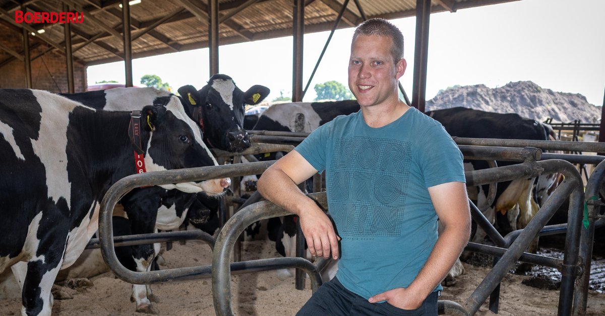 Mark Godrie (24) uit Rijsbergen draait volop mee op het melkveebedrijf van zijn ouders. Meer koeien? Hoeft van hem niet zo. Een nieuwe stal? Dat klinkt dan weer wél goed. 📸 Lees hoe hij denkt over overname, robots en vrije tijd: shorturl.at/yrRqW
