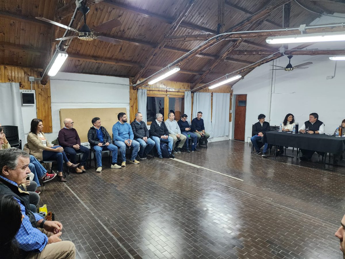 MarianoGaidoOk's tweet photo. Desde temprano como cada lunes, trabajando con el equipo de gabinete. Hoy,  con la  inauguración de calle Obrero Argentino 💪🏼 y se viene una semana con muchas actividades más 🇦🇷👍🏼 https://t.co/PIxfied5ql