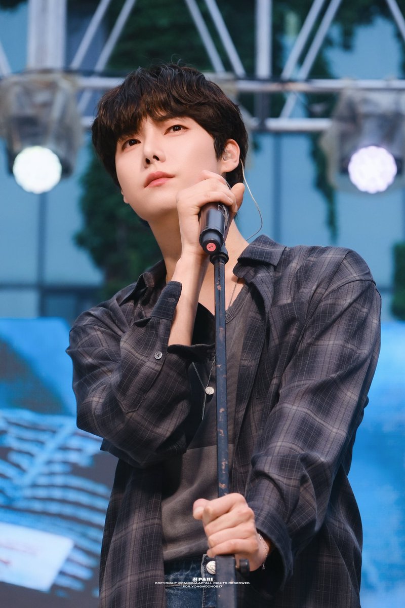 250519 서울시립대 축제

진용훈은 얼굴도 예술
목소리도 예술
무대 퍼포먼스는 말할 것도 없이 예술입니다

#용훈 #YONGHOON #원위 #ONEWE