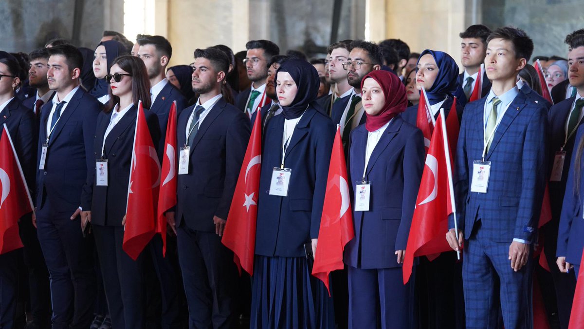 Gazi Mustafa Kemal Atatürk’ün Samsun’da yaktığı bağımsızlık meşalesinin 106. yılında, Gençlik ve Spor Bakanı @oa_bak, Temsilci Gençler ve sporcularımızla birlikte Anıtkabir’deydik. 🇹🇷

#19Mayıs #GSB