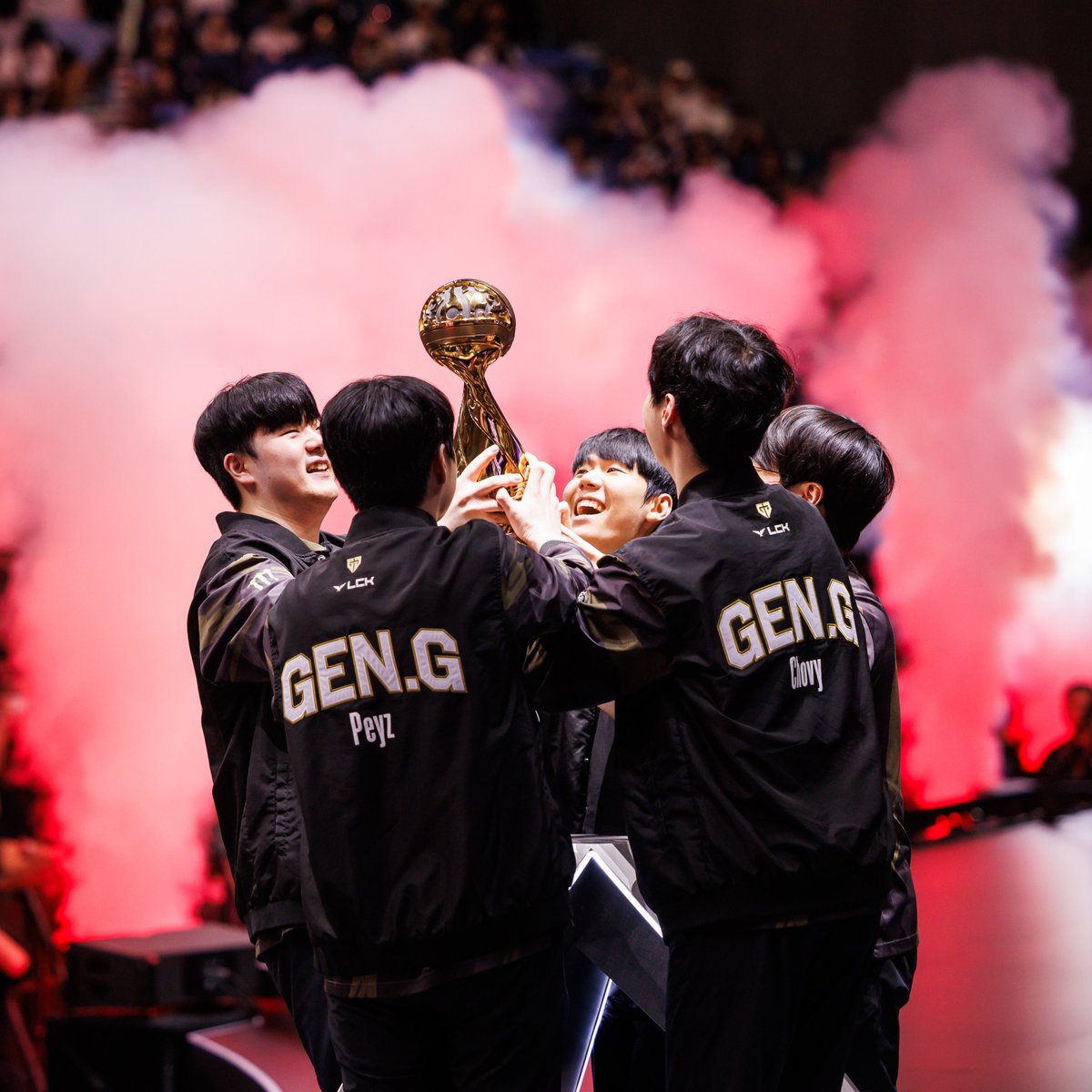 lolesports's tweet image. One year ago today 🏆