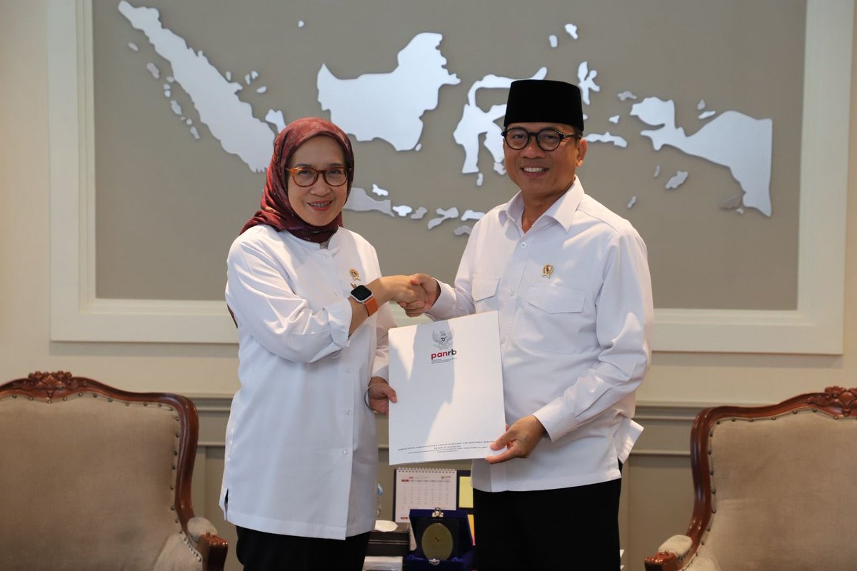 Alhamdulillah Pak Mendes &amp; PDT <a href="/YandriSusanto27/">Yandri Susanto</a> menerima SK Tukin Kemendes PDT dari Mendpan RB

Pegawai Kemendes PDT  yang sudah semangat membara akan semakin termotivasi untuk #bangundesabangunindonesia