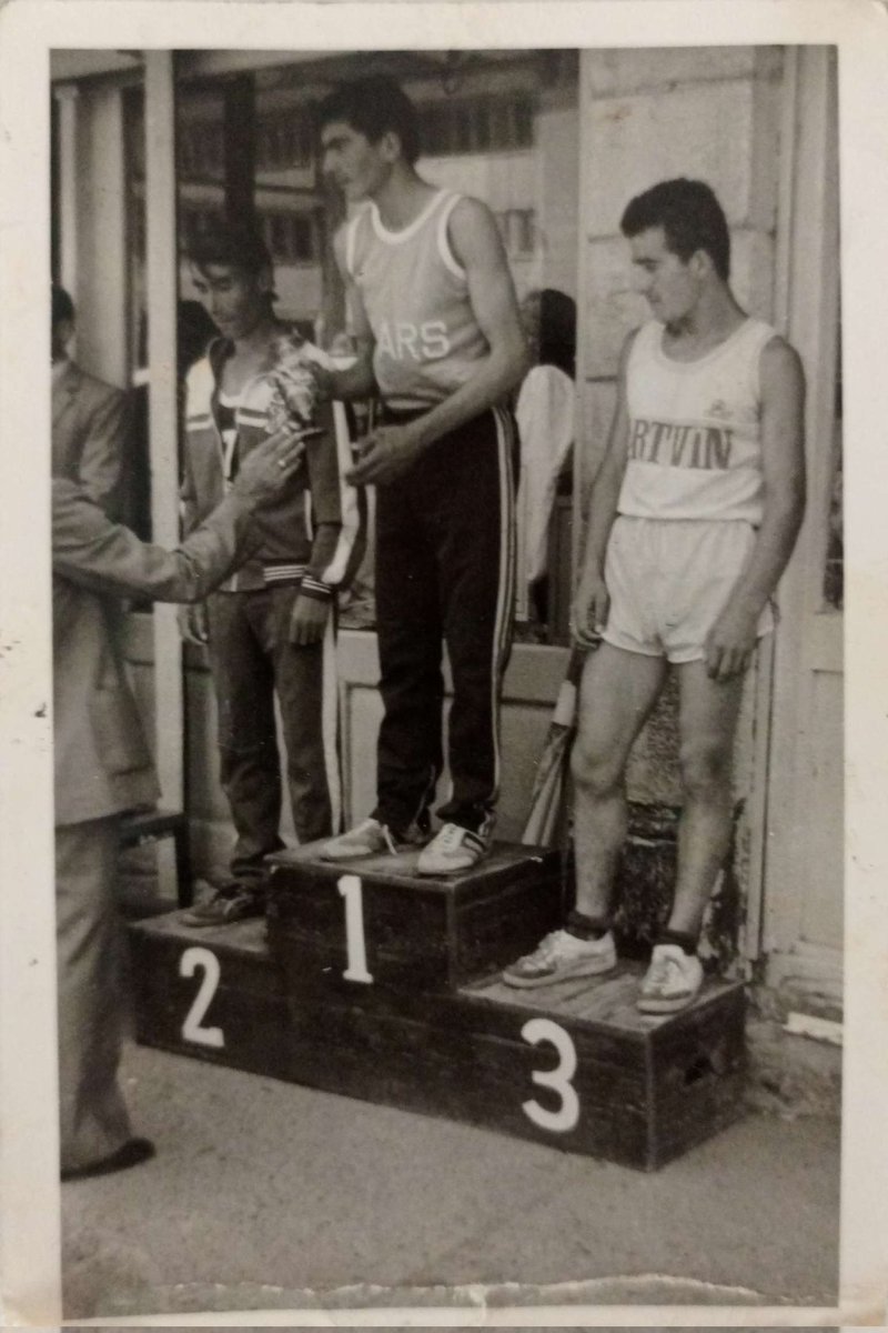 GSB_Kars's tweet photo. Kazım Bey'in gençlik yıllarındaki azmi ve şampiyonlukları, bugünün milli sporcuları Bahar Yıldırım ve Yunus Emre Yıldız'a ilham kaynağı oldu. Geçmişten geleceğe uzanan bu anlamlı buluşma, sporun birleştirici gücünü ve milli değerlerimize bağlılığımızı bir kez daha gösterdi. https://t.co/XxproLi5Yg