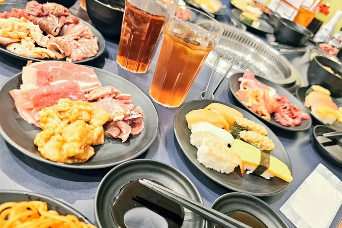 その時の様子です。
「初めてすたみな太郎に来た」という作家もいて緊張しました。 